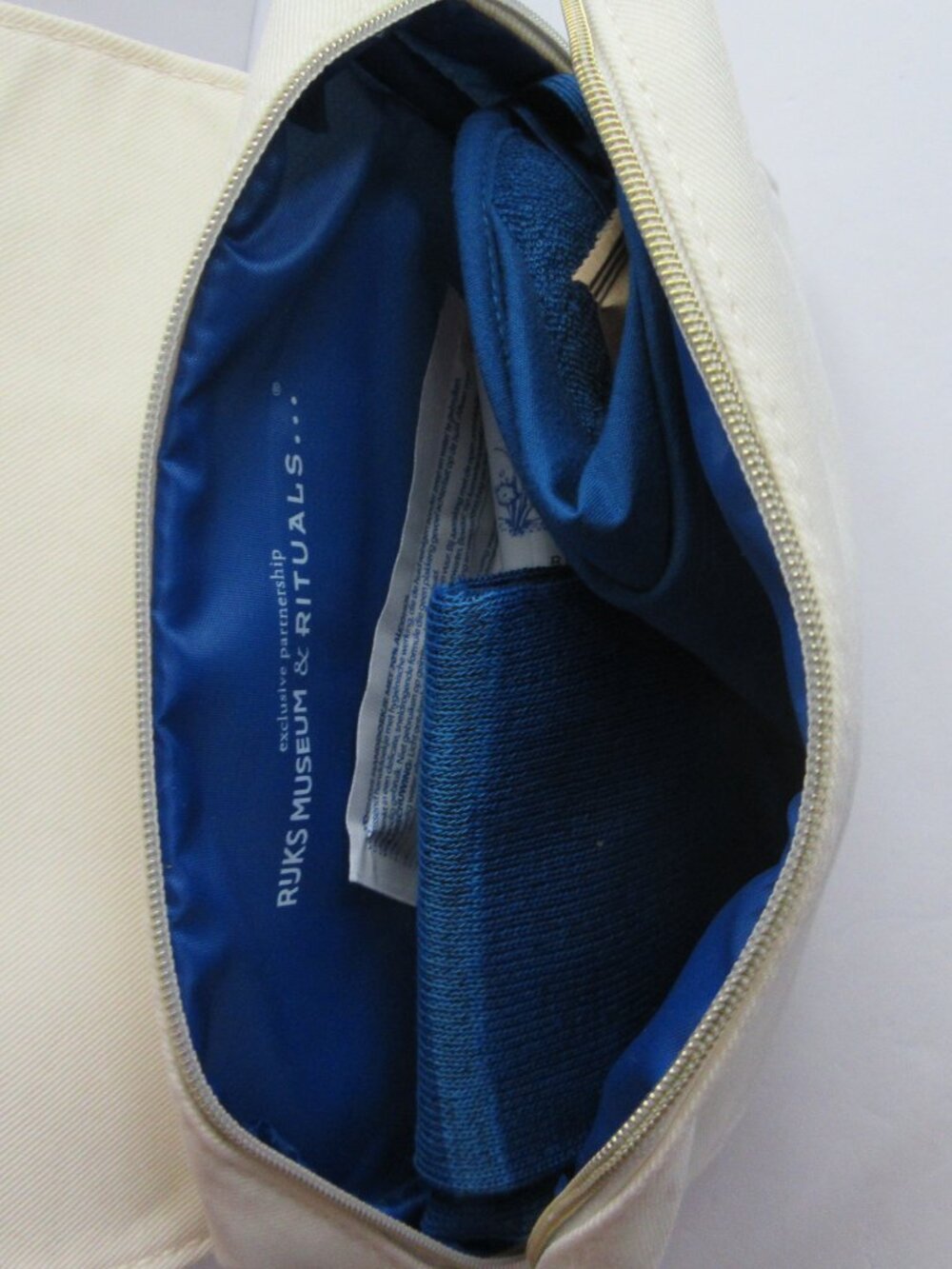 KLM Airlines Amenity Kit Pouch 11 pc White Blue Floral Design by Rijks & Rituals - Picture 6 of 14